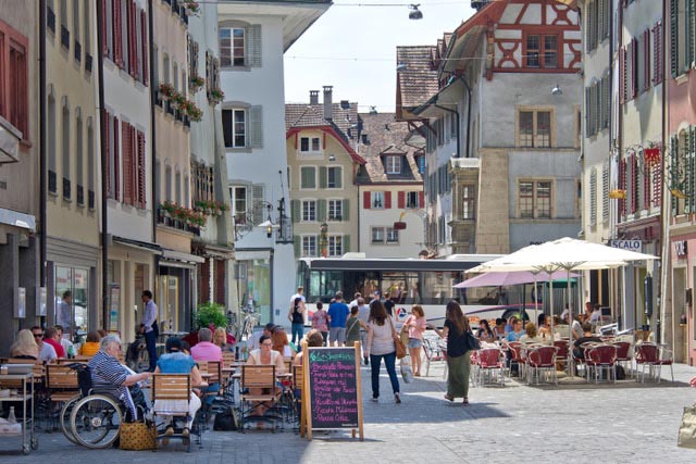 Zu Fuss ist es am schönsten, wenn die Qualität des öffentlichen Raums stimmt: Altstadt von Aarau. Foto: Jirí Vurma