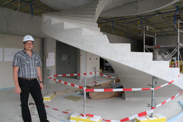 «Ein handwerkliches Meisterstück»: Thomas Amsler, Leiter des Ausbauprojektes, an der Wendeltreppe in der neuen Tagungsstätte am Forschungsinstitut für biologischen Landbau FiBL. Foto: Peter Schütz