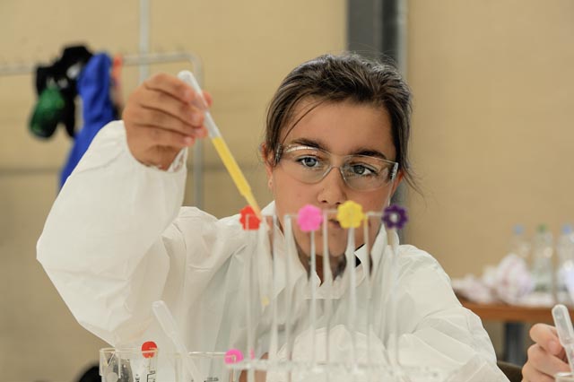 Ausprobieren und Selbermachen: Mini-Forscher experimentierten beim Kids‘ Lab der BASF in Kaisten. Foto: BASF