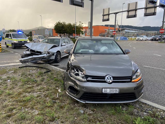 Die beiden Fahrer wurden bei dem Unfall leicht verletzt, an den Fahrzeugen entstand erheblicher Schaden. Foto: Polizei