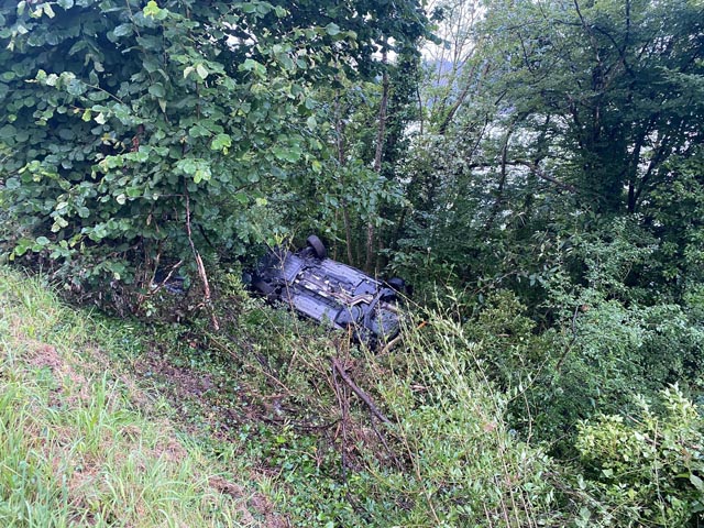 Bei den Unfällen in Schupfart (oben) und Birmenstorf entstand erheblicher Sachschaden, eine Person wurde zudem verletzt. Fotos: Polizei