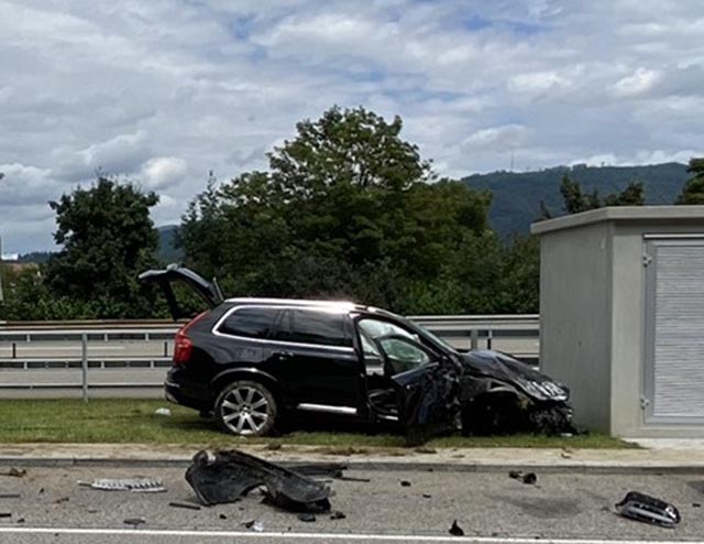 Ein Lenker verlor bei der Ausfahrt zum Rastplatz aus noch unbekannten Gründen die Herrschaft über sein Fahrzeug. Foto: Polizei AG