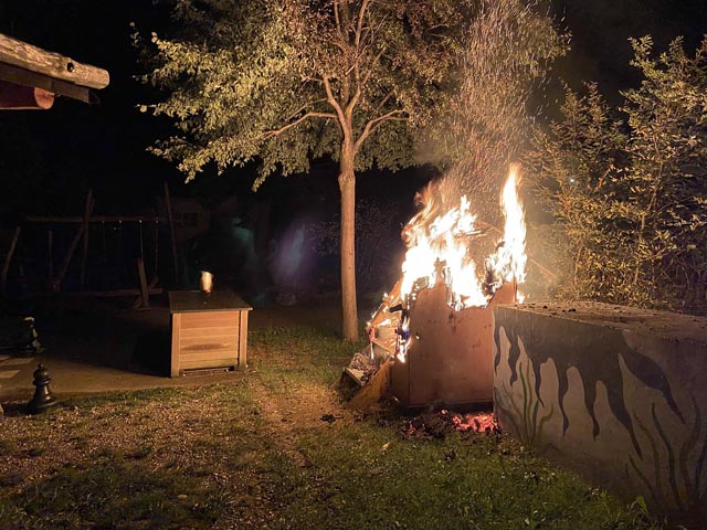 Das Toilettenhäuschen wurde durch das Feuer völlig zerstört. Foto: Polizei
