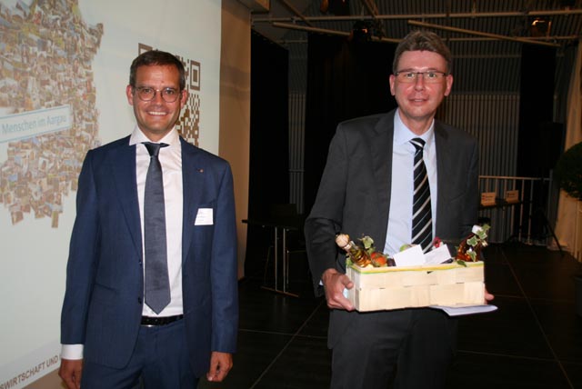Michael Widmer aus Frick, neuer Präsident des Verbands Aargauer Gemeindeschreiberinnen und Gemeindeschreiber (links), mit Regierungsrat Dieter Egli. Foto: Peter Schütz