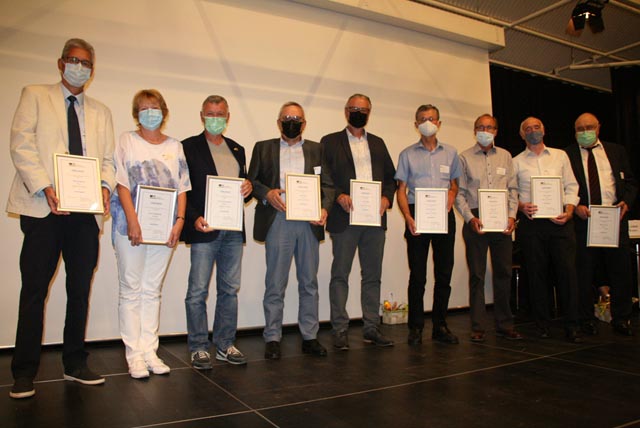 Neun ehemalige Gemeindeschreiber des Kantons erhielten an der Versammlung der Aargauer Gemeindeschreiber ihre Urkunde als Freimitglied. Foto: Peter Schütz