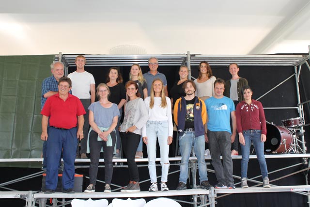 Regisseur Dieter Schlachter (oben links), neben ihm der musikalische Leiter Jannis Isenegger sowie die 13-köpfige Schauspieler-Crew. Foto: Sonja Fasler