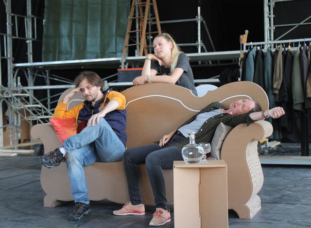 Probeszene: Pollys Eltern sind wenig begeistert davon, dass ihre Tochter den Ganoven Mackie Macheath Messer geheiratet hat. Foto: Sonja Fasler