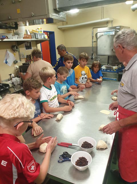 Viel Spass hatten die Kinder und Jugendlichen beim Zopftierli backen. Foto: zVg