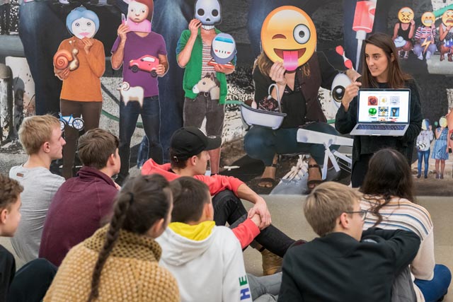 Schülerinnen und Schüler vernetzen Kunst und den eigenen Alltag im Aargauer Kunsthaus. Foto: Copyright Aargauer Kunsthaus, Aarau/ullmann.photography
