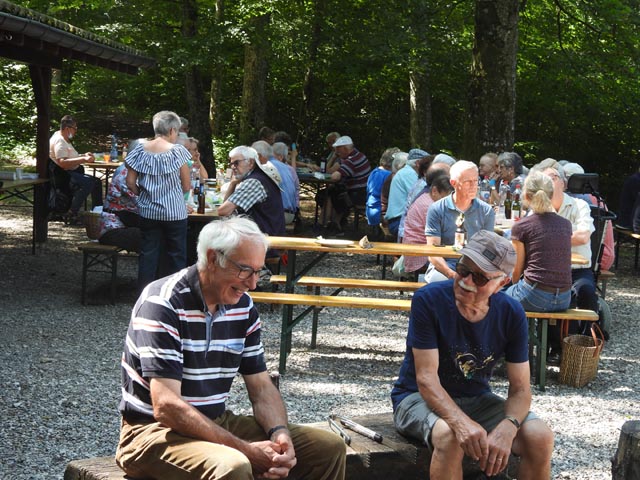 Idealer Treffpunkt beim Waldhaus; vorne Toni Liechti vom Vorstand «Fürenand» und Kurt Amsler von der Wandergruppe. Foto: bi