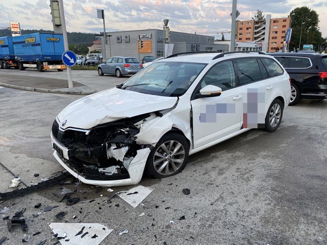 An beiden Fahrzeugen entstand Totalschaden, zwei Personen wurden verletzt Foto: Polizei