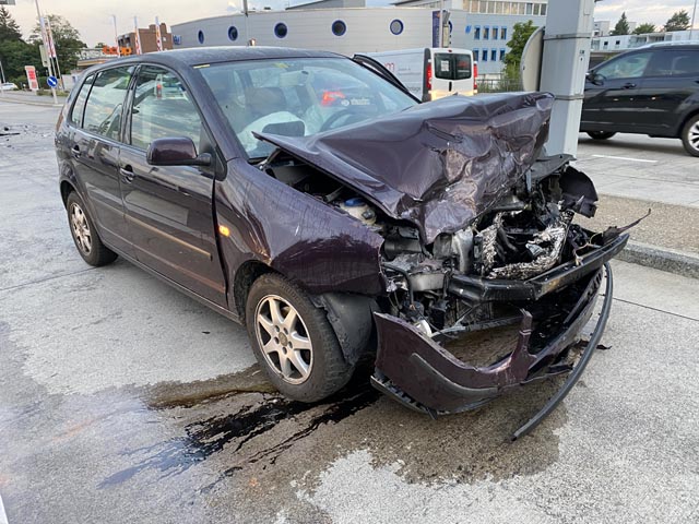 An beiden Fahrzeugen entstand Totalschaden, zwei Personen wurden verletzt Foto: Polizei
