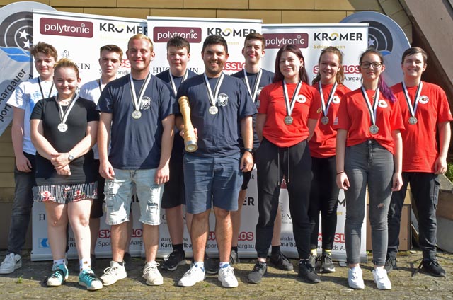 Die besten Aargauer Jungschützengruppen: (von links) SV Spreitenbach mit Timothy Pfister, Julia Vonesch und Simon Frei (es fehlt Jonas Wind), Sieger SV Gansingen mit Alexander Senn, Lion Boutellier, Thiago Obrist und Andrin Jappert, ASV Rothrist mit Evelyn Klöti, Jasmin Siegrist, Manuela Tscherry und Fabian Grieder Foto: wr