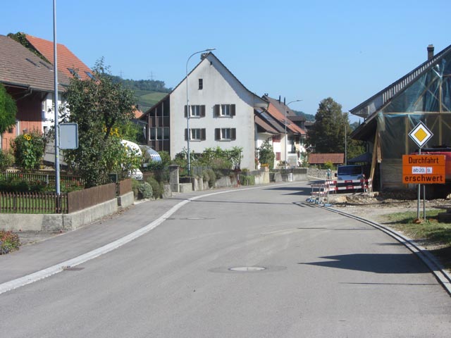 Auf der Kantonsstrasse in Wittnau wird der neue Deckbelag angebracht. Foto: zVg