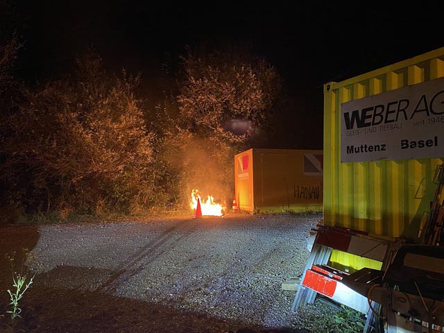 Für das Toi-Toi-Toilettenhäuschen kam jede Hilfe zu spät. Foto: Polizei