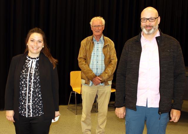Zwei neue Vorstandsmitglieder für den Museumsverein: Anita Stocker und Felix Morsdorf, in der Mitte Präsident Hannes Burger. Foto: Dieter Deiss