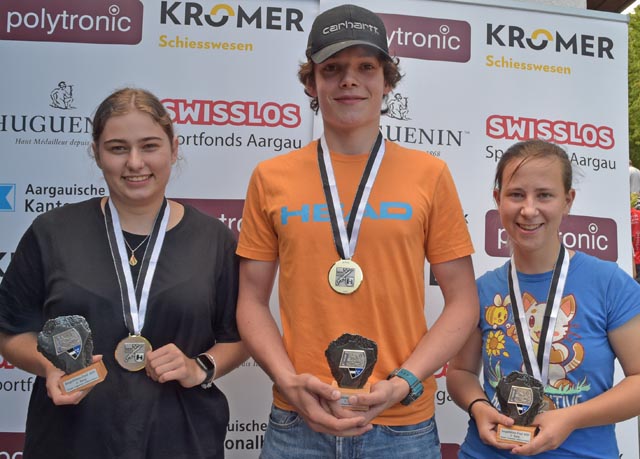 Das U21-Podest nach dem Jungschützen-Finalausstich: (von links) Martina Rickenbacher (2.), Joshua Dahl (1.) und Adrienne Wellinger (3.). (Foto: wr)