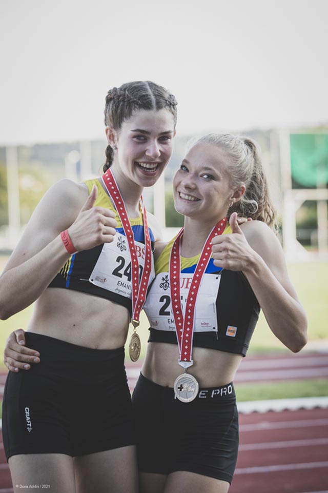 Strahlende Medaillengewinnerinnen: Lucia Acklin (links) und Fabienne Hoenke. Foto: Doris Acklin