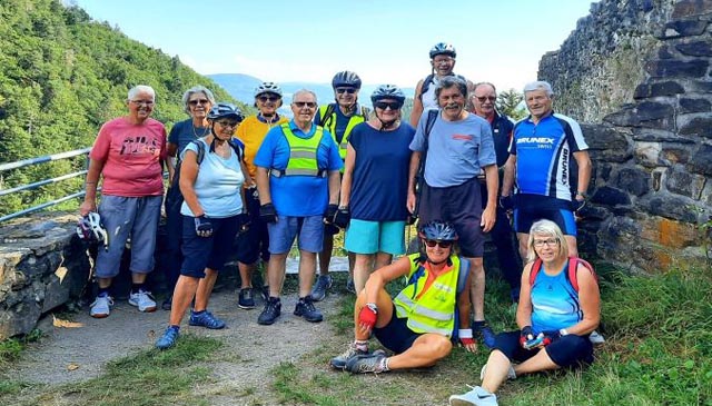 Die Sportgruppe 2 machte einen Abstecher zur Burgruine Wieladingen. Foto: Hugo Imhof