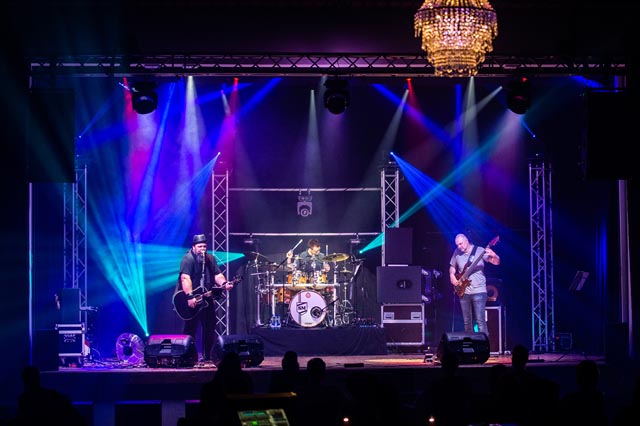 Mit Rockmusik Bäume pflanzen: klingt verrückt, gibt's aber tatsächlich. Foto: zVg