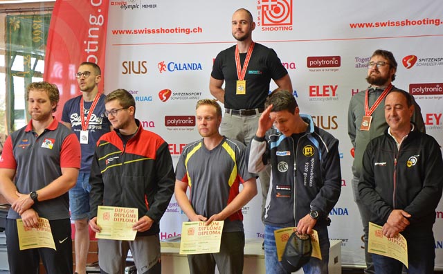 Siegerehrung 300 m Gewehr, Liegendmatch Männer, mit dem siegreichen Rafael Bereuter (oben Mitte), der das Maximum von 600 Punkten schoss. Foto: msch