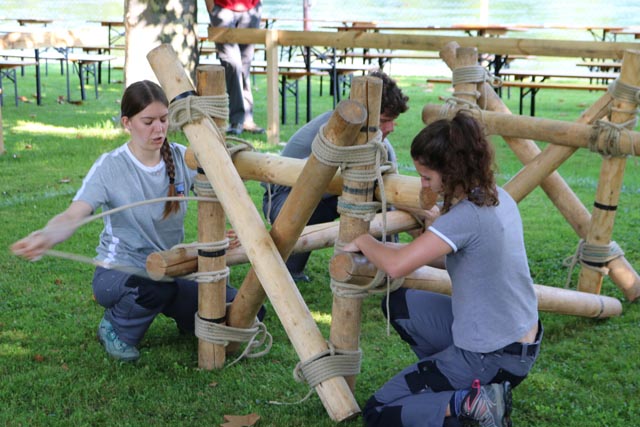 Bild (v.l.n.r.): Evelyne König mit Daniel Wyss und Lea Pellegrino beim Gruppenschnürwettkampf. Foto: Simon De Bona
