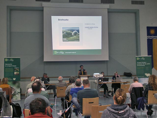 Geschäftsleiterin Christine Neff darf die neue «Jurapark Aargau»-Briefmarke präsentieren. Foto: Anina Riniker