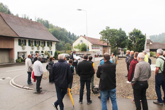 Die «Jurapark»-Mitglieder mit Meinrad Bärtschi auf einer Führung durch den Ortsteil Mettau der Gemeinde Mettauertal. Foto: Anina Riniker