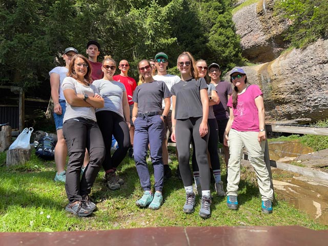 Gruppenfoto bei der Mittagsrast. Foto: zVg