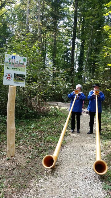 Regina und Moritz Lenzin eröffneten den Barfussweg mit Alphornklängen. Foto: zVg