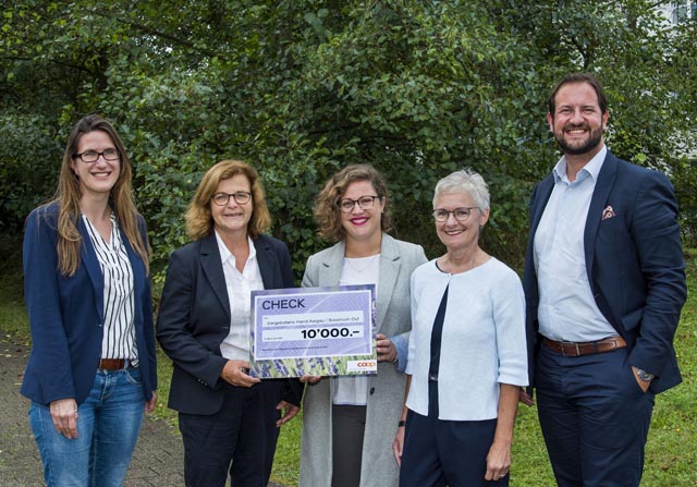 Karim Twerenbold (Präsident Coop RR/RRA NW), Christina Hegi Kunz (Geschäftsleiterin Dargebotene Hand Aargau/Solothurn-Ost), Andrea Callegher (Assistentin der Geschäftsleitung Dargebotene Hand Aargau/Solothurn-Ost), Sybille Bader Biland (Mitglied Coop RRA NW) und Susann Streicher (Coop) (von rechts) bei der Checkübergabe. Foto: Markus Hässig