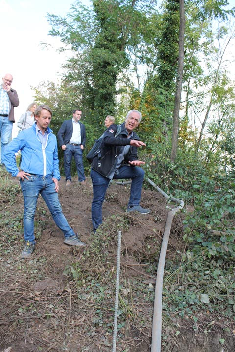  David Baselgia erläutert die herausfordernden Arbeiten im unwegsamen, steilen Gelände. Foto: Sonja Fasler