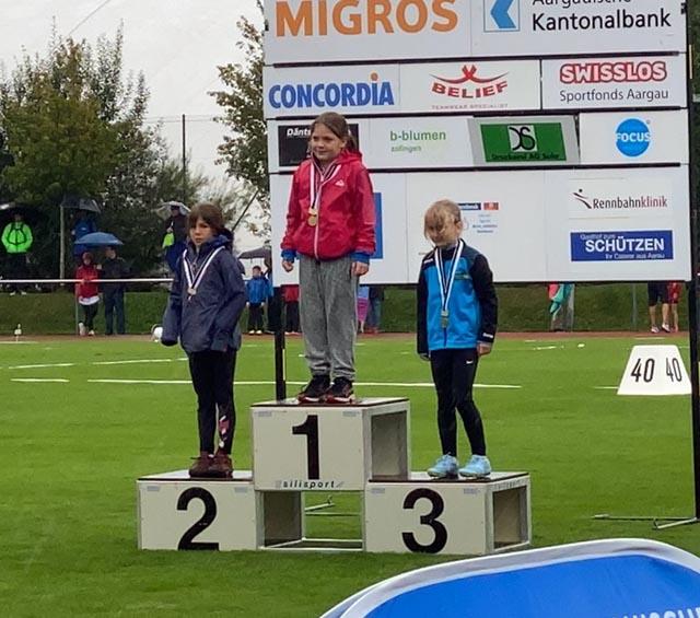 Bei den Mädchen U10 gewann Lina Caruso (Mitte) den Wettbewerb im Drehwurf vor Fiona Schmid (links) und Amelya Meier. Foto: zVg
