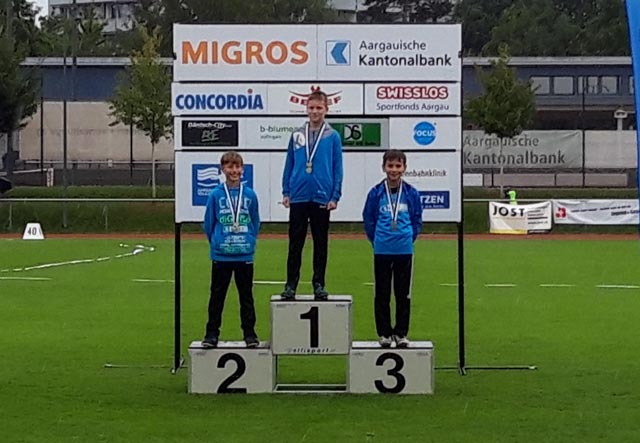 Severin Blatter (Mitte) gewann den Drehwurf der männlichen U12 vor Samy Moser (links). Foto: zVg