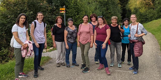 Die Wandergruppe. Drei verletzte Spielerinnen stiessen jeweils mit dem Auto dazu. Foto: zVg