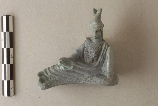 Bronzefigur der Göttin Minerva. Sie ist etwa 5 Zentimeter hoch. Foto: Kantonsarchäologie Aargau