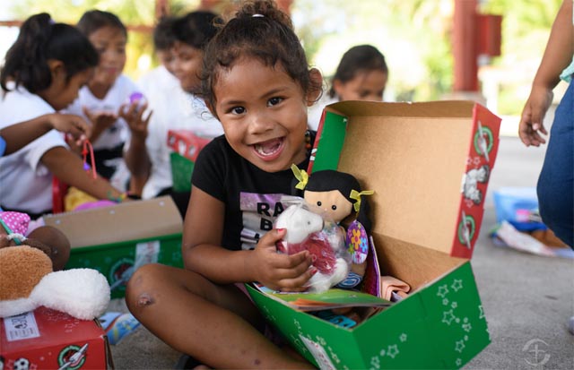  Im Oktober beginnt die Solidaraktion «Weihnachten im Schuhkarton», bei der die JUSESO Fricktal auch in diesem Jahr als Annahmestelle fungiert. Foto: zVg