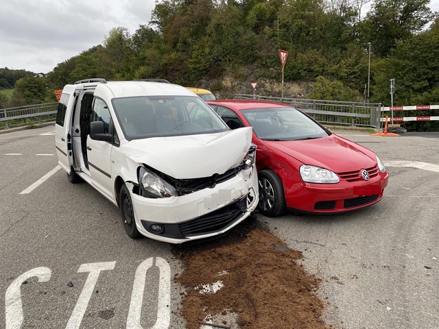 Verletzt wurde bei der Kollision niemend, die Autos wurden jedoch stark beschädigt. Foto: Polizei