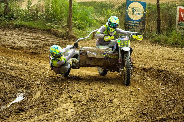 Daniel Intlekofer (links) muss sich schon mal ganz weit raushängen, damit das Gespann auf der Strecke bleibt. Foto: zVg