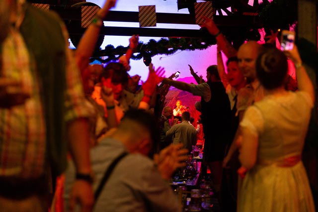 Die Gäste der Feldschlösschen-Brauerei feierten ausgelassen. Foto: zVg