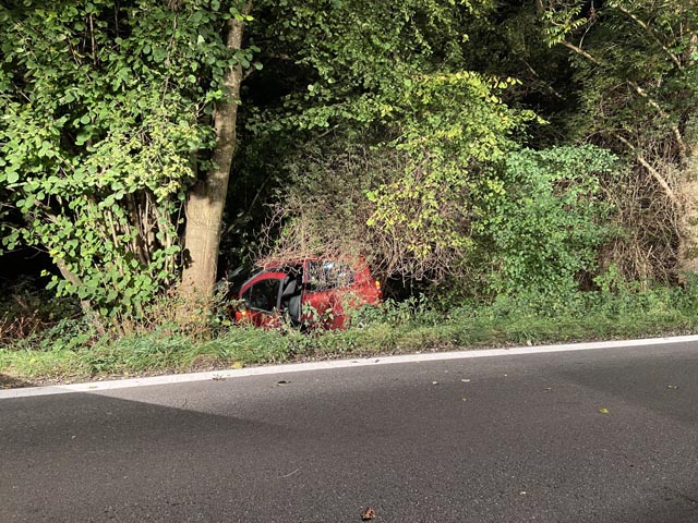 Das Auto des jungen Fahrzeuglenkers wurde bei dem Selbstunfall total zerstört. Foto: Polizei