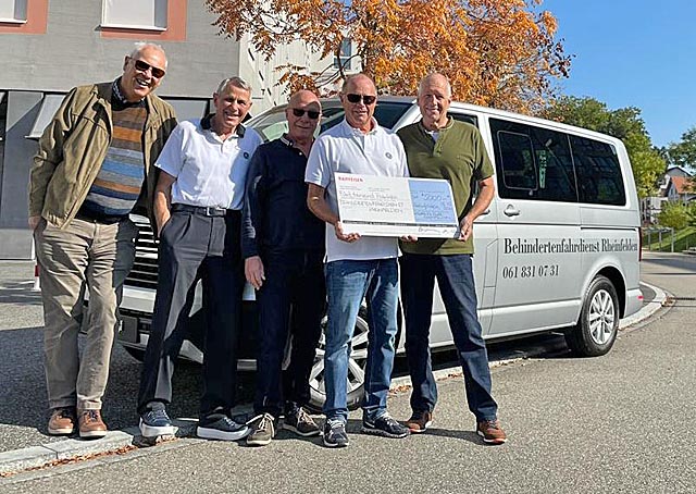 Von links: Peter Obrist, Stiftungsrat Finanzen Behindertenfahrdienst Rheinfelden; Hansjörg Brun, Kiwanis Club Rheinfelden; Hans Dürrenberger, Fahrer Behindertenfahrdienst Rheinfelden; Robert Hartmeier, Kiwanis Club Rheinfelden; Stephan Koller, Präsident Stiftungsrat Stiftung Behindertenfahrdienst Rheinfelden. Foto: zVg