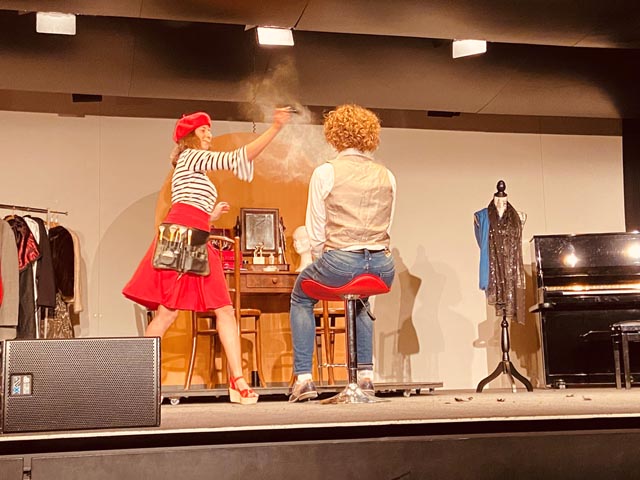 Rebekka Budmiger als Josefine und Cedric Buchwalder als Nepomuk . Foto: zVg