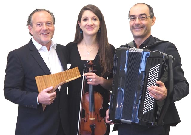 Urban Frey (Panflöte), Tabea Frei (Violine), und Paolo D’Angelo (Akkordeon), spielen am 31. Oktober in Rheinfelden. Foto: zVg