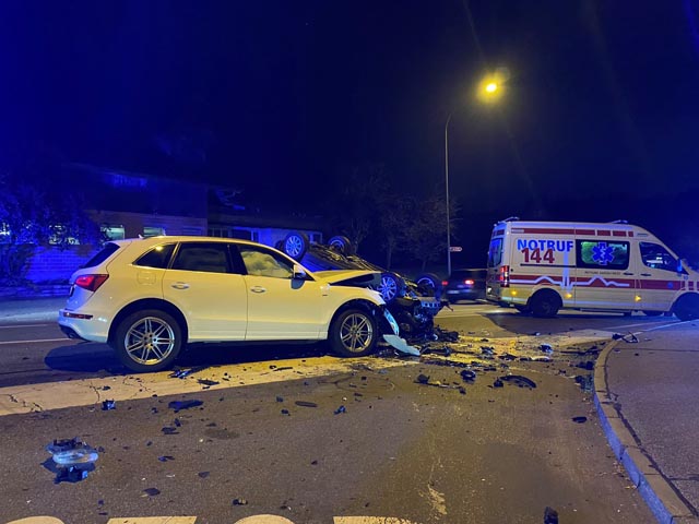 Die Kollision in Oftringen war so heftig, dass eines der beteiligten Fahrzeuge auf dem Dach landete. Foto: Polizei