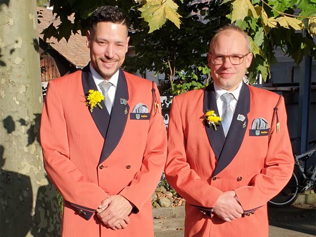 Silvio Brogli (links) und Valentin Schlienger durften sich über die Ehrung für 25 Jahre freuen.  Es fehlt Giuseppe Di Simone Foto: zVg