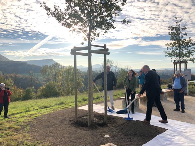 Baumpflanzung als ERinnung an eine Pioniertat. Foto: Anina Riniker
