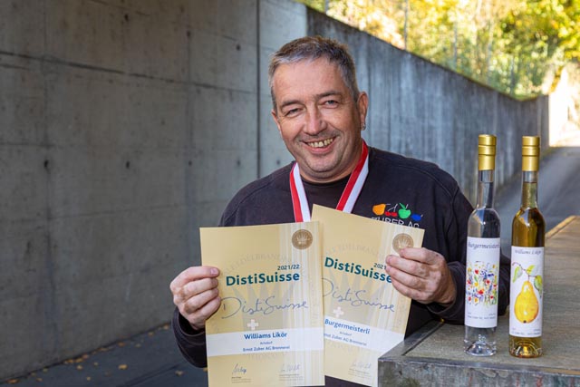Preisträger Andreas Gerber: Der beste Kräuterbrand der Schweiz kommt aus der Region. Die Herstellung von «Burgermeisterli» gehört zum kulinarischen Erbe der Region Nordwestschweiz. Die Rezeptur besteht schon seit der 2. Hälfte des 18. Jahrhunderts. Foto: zVg