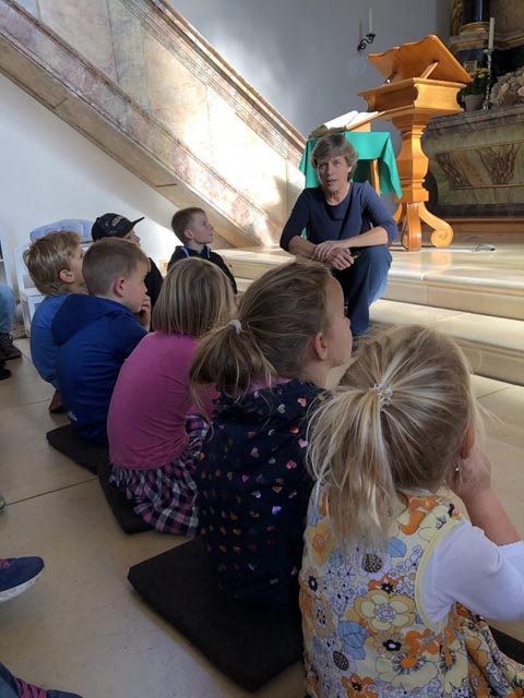 Barbara Keller zeigte den Kindern Bilder aus Ecuador. Foto: Maya Rebmann