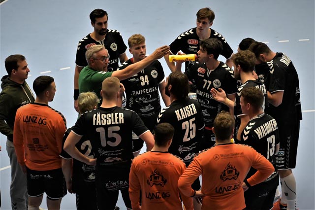 Trainer Samir Sarac gibt Anweisungen für die letzten Minuten. Foto: Christine Steck